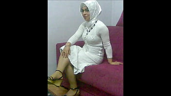 Gadis Berkerudung Yang Menggoda