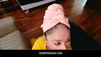 Mengejutkan! Ibu Tiri Berhijab Menggoda Dan Menggairahkan – Cali Lee