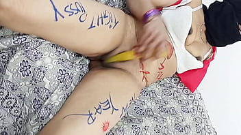 Pesta Tahun Baru Natal, Dildo Menggila Di Bokong Dan Memeknya Dengan Gaun Merah, Bra Putih, Dan Hijab Hitam
