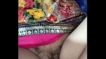 Bidadari Desa India Mengencingi Alam Terbuka