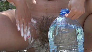 Mencuci Memek Berbulu Di Alam: Milf Nudis Di Taman Umum Membersihkan Vagina Lebatnya. Ekshibisionisme Di Luar Ruangan Dengan Adepan Dekat Dan Pengintipan.