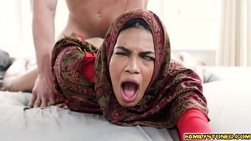 Kakak Tiri Mengajari Maya Farrell Cara Bercinta Dan Mulai Mengisap Payudara Panasnya