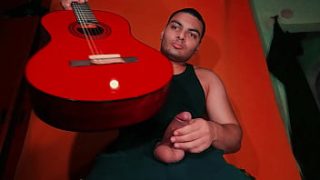 Menggesek Gitar Yamaha C-80 Bergaya Spanyol Di Atas Penis Besar Yang Seksi Dengan Latar Warna Oranye