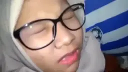Menggigit Bantal Sambil Menggeliat Nikmat