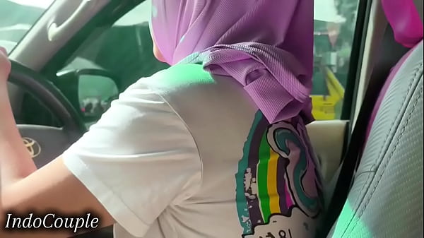 Istri Berhijab Muslim Indonesia Mengemudi Sambil Menghisap Kontol Pacarnya, Video Viral Di Jakarta