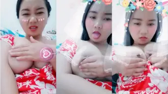 Gadis 19 Tahun Remas Payudara Montok Sampai Menggairahkan