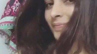 Gadis India Cantik Telanjang Memamerkan Tubuh Seksi