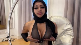 Gadis Muslim Berhijab Digoyang Ganas Oleh Cowok Berotot