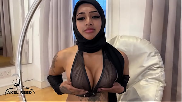 Gadis Muslim Berhijab Digoyang Ganas Oleh Cowok Berotot