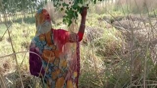 Desi Panas Di Kebun: Adegan Mesra Menantu Dan Mertua Di Ladang