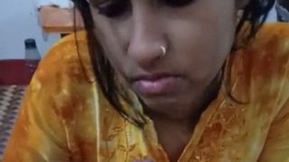 Gadis Pembantu Desi Yang Suka Mengisap Kontol