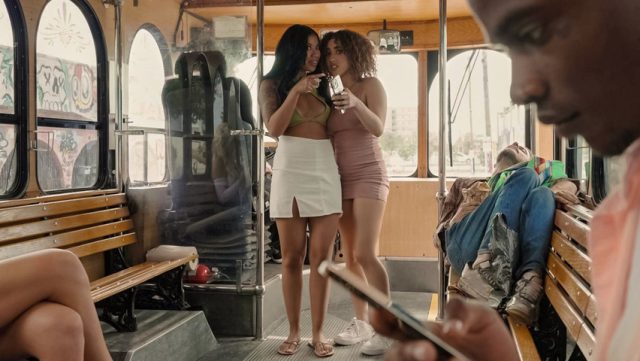 Gila! Tiga Orang Mesum Di Bus Umum