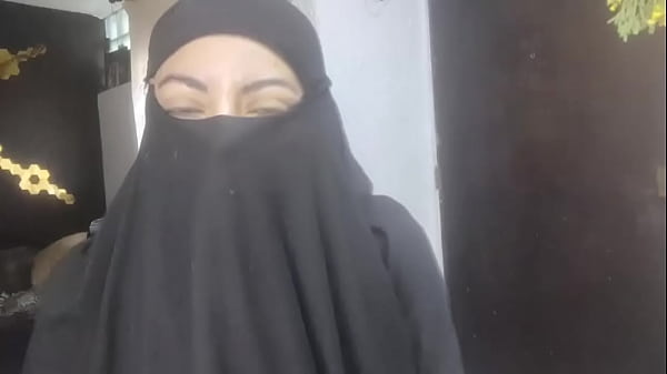 Istri Arab Amatir Yang Bergairah Semburkan Cairan Di Niqabnya, Masturbasi Saat Suami Sedang Shalat
