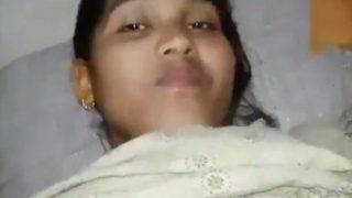 Gadis Remaja Imut Beraksi Mesra