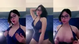 Julia Lea Pamer Celah Lembut Nan Menggoda