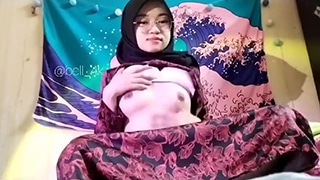 Ukhti Berjilbab Tergairah Terekam Mesum Di Kamar