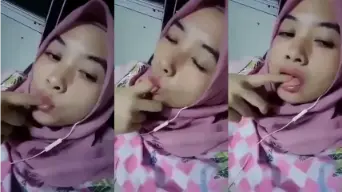 Ukhtie Sange Ngesot Sambil Ngemut Jari