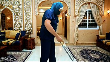 Pembantu Jilbab Disuruh Isap Kontol Majikan, Telan Semua Mani Sampai Habis