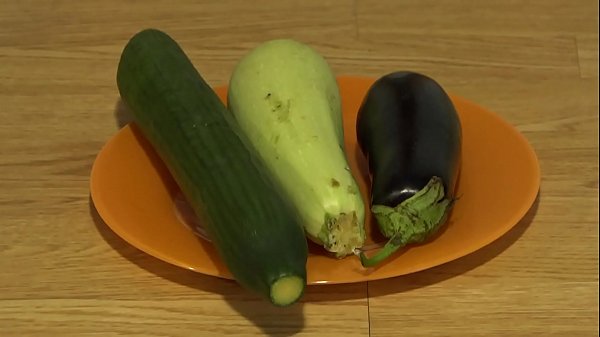 Ngentot Pantat Sendiri Pake Sayur Gede, Colokin Dalem-dalem Sampe Lubangnya Menganga Basah Kuyup.