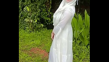 Pamer Pantat Hijabiku Di Tempat Terbuka