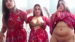 Cewek Seksi Buka-bukaan, Pamer Tetek Dan Pantat Buat Striptease Pacarnya.