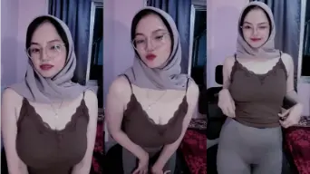 Itsmeii Cewe Hijab Goyang Ebot Live, Goyangannya Bikin Makin Panas