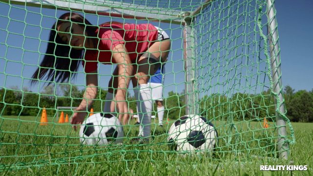 Realitas Raja – Martina Smeraldi Si Pemekok Kontol Di Lapangan Bola