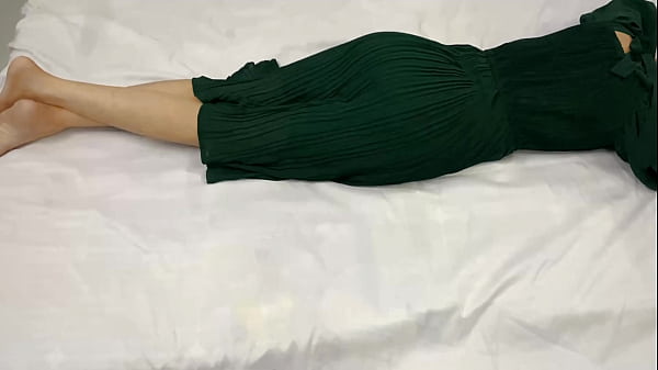 Saat Malam, Step-sisterku Yang Masih 18 Tahun Sendirian Di Kamar, Aku Masuk Dan Memuaskan Nafsu Di Balik Pintu.