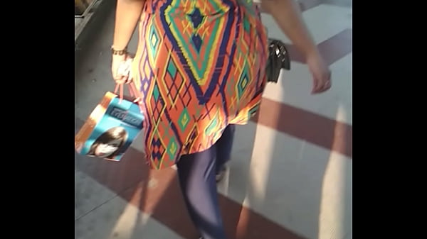 Pantat Montok Tante India Jalan Goyang Bikin Malu.