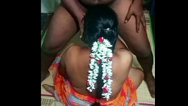 Ibu Rumah Tangga India Digebrak Paman Desa Di Kamar Belakang.