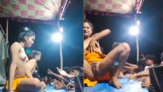 Desa-desa Pria Menikmati Tarian Telanjang Para Penari Panggung Di Atas Panggung
