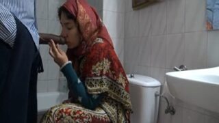 Diplomat Berhijab Hisap Kontol Besar Bule Di Film Panas Pakistan.