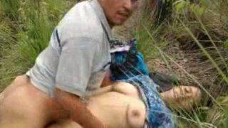 Pasangan Tua Main Di Luar Ruangan, Grepe-grepe Sambil Basah Kuyup.