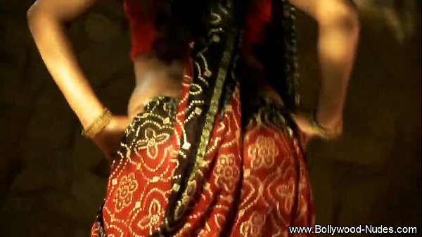 Tarian Gadis India Berkulit Gelap Menggoyang Pinggul Dengan Liar