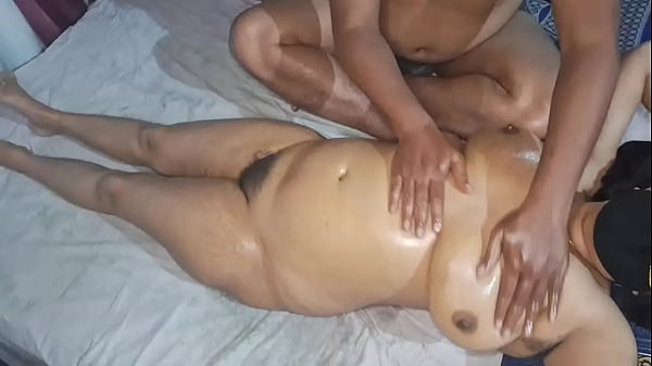 Bini Tetangga Mandi Bikin Crot, Totok Bugil Pijat Panas.