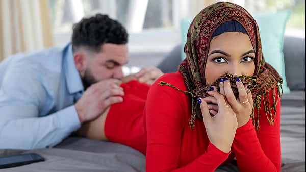 Ciuman Pertama Sebelum Nikah, Kakak Tiri Ngajarin Adik Hijabnya Hal-hal Nakal – Hijab Ludes