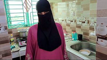 Selagi Istri Pergi, Suami Bejat Ngewe Pembantu Hijab Di Rumah Kosong.