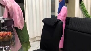 Bapak Besar Colmek Di Depan Anak Tiri Berhijab.