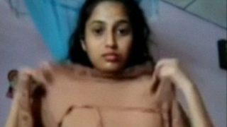 Desi Temen Kos Ketahuan Setengah Bugil Lagi Pose Hot Buat Konten