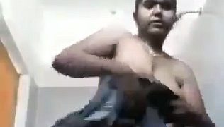 Tante Lokal Pamer Memek Di Kamar Mandi