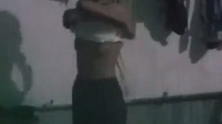Video Kamera Tersembunyi Pembantu Desi Lagi Mandi, Bikin Greget
