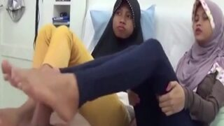 Video Mesum Dua Cewek 18 Tahun Di Bangladesh, Kaki Mereka Mainin Kontol Sampai Basah.