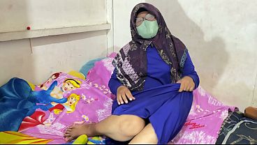 Wanita Berhijab Lagi Mainin Memek Sendiri, Basah Banget.